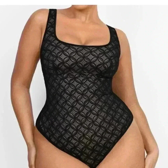 SHAPELLX Lace Glamour Geometric Sculpting Bodysuit - Picture 4 of 8